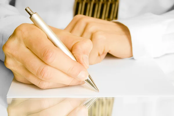 Mãos e caneta — Fotografia de Stock