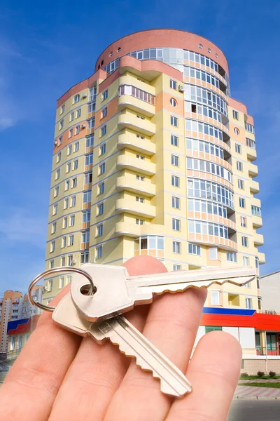 Byggnad och nyckel i hand — Stockfoto