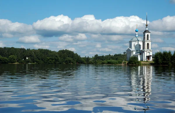 The White orthodox church on Volga — Stock Photo, Image