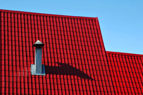 Telhado vermelho de uma telha metálica — Fotografia de Stock