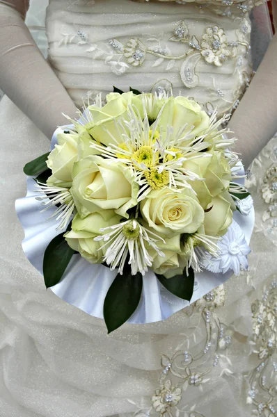 Esküvői csokor a fehér rózsák — Stock Fotó