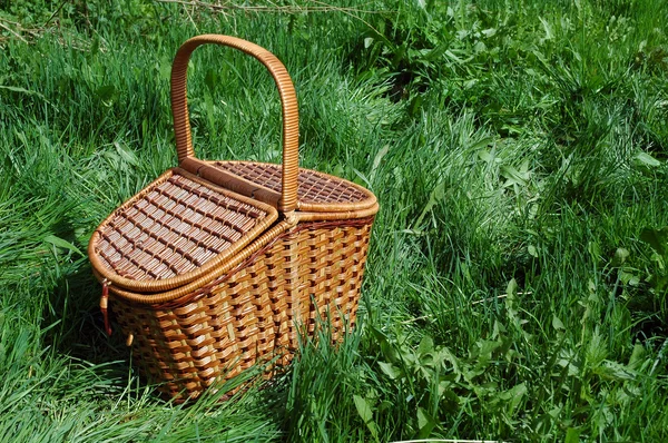 Der Korb für das Picknick. — Stockfoto