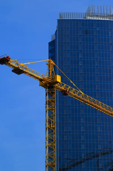 Γερανός Και Εργοτάξιο Κτίριο Κατά Μπλε Ουρανό — Φωτογραφία Αρχείου
