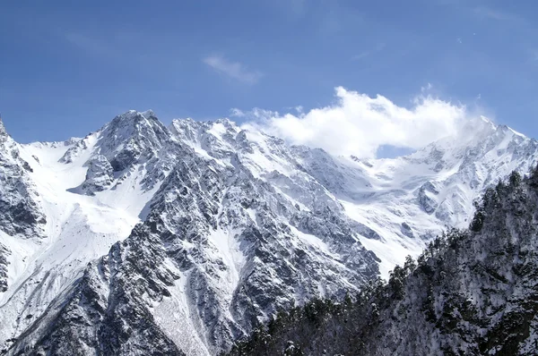 Berg täckta med snö och is — Stockfoto