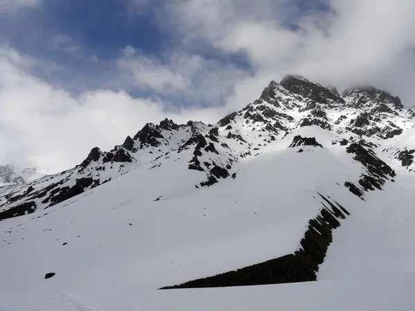 눈과 얼음으로 덮여 산 — 스톡 사진