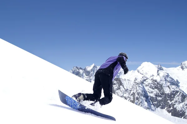 Snowboarder en las montañas del Cáucaso — Foto de Stock