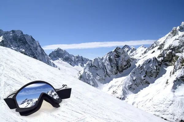 Skibrille mit Spiegelung der Berge — Stockfoto