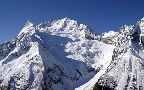 Snötäckta berg. Kaukasus — Stockfoto