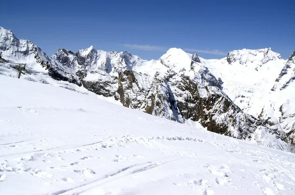 Kış resort dombay üzerinde kayak pisti — Stok fotoğraf