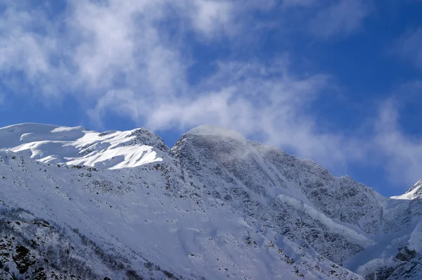 Donguzorun dans les nuages. montagnes du Caucase — Photo