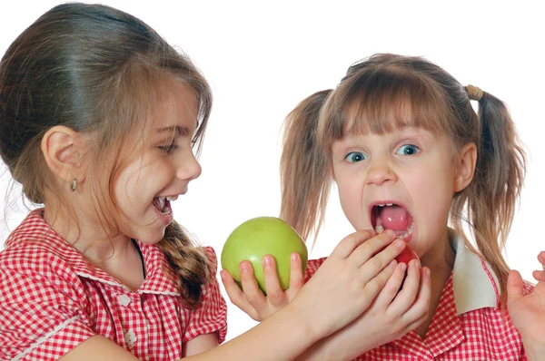 Two Sisters Eating Apple — Stockfoto
