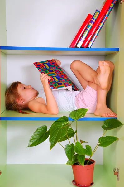 Mädchen Liest Das Buch — Stockfoto