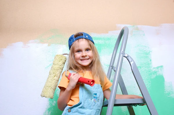 Little Girl Painting Room — Stockfoto