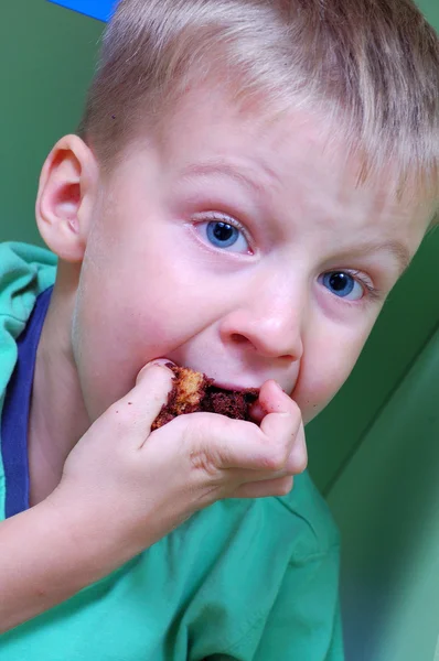 Menino Comer Bolo Chocolate — Fotografia de Stock
