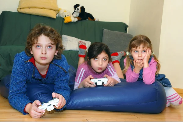 Criança joga um jogo de vídeo na tela do computador pc. Escola, estudo,  conceito de aprendizagem online. Gamer jogar jogos de computador.  Iluminação de néon. fotos, imagens de © Tverdohlib.com #558661366