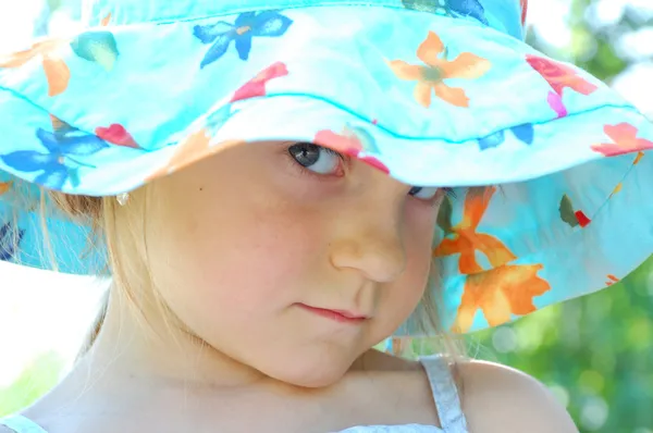 Little Girl Blue Hat Park — 스톡 사진