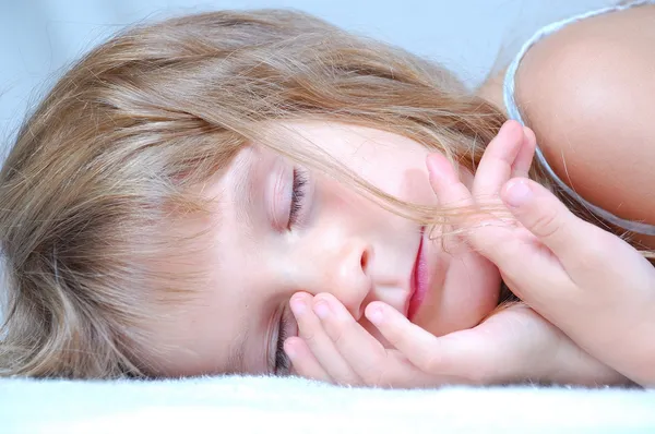 Schattig Klein Meisje Slapen Bed — Stockfoto