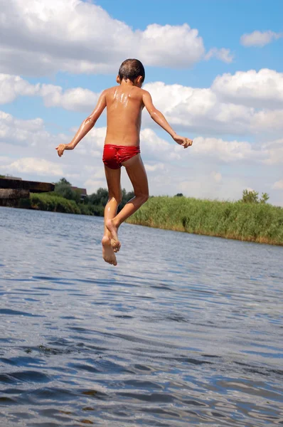 Rapaz Saltando Para Água — Fotografia de Stock