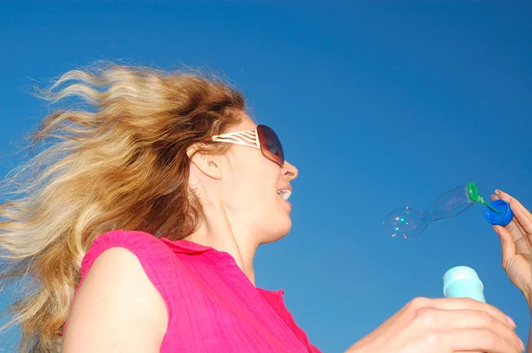 Женщина Выдувает Мыльные Пузыри — стоковое фото