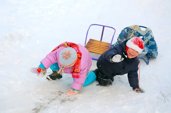 Счастливая Семья Зимнем Парке — стоковое фото