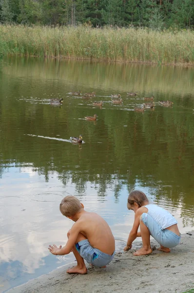 Дети Озере — стоковое фото