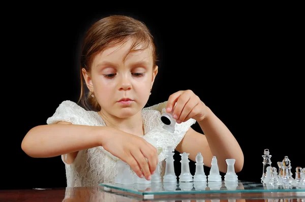Kleines Mädchen Beim Schachspielen — Stockfoto