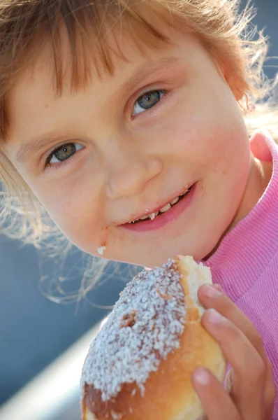 Girl Eating Donut Street — Φωτογραφία Αρχείου