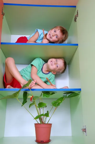 Two Children Playing Shelf — Stockfoto