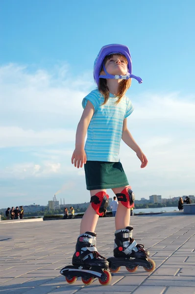 通りでスケート ボードを持つ子供 — ストック写真