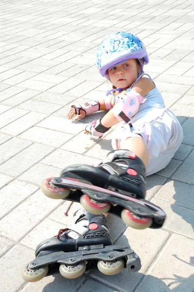 带溜冰鞋的年轻女子 — 图库照片