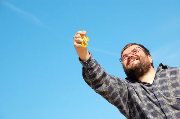 Handsome Young Man Playing Kite — Fotografia de Stock
