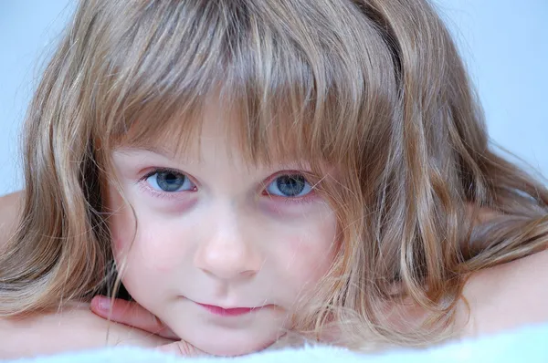 Güzel Küçük Bir Kızın Portresi — Stok fotoğraf