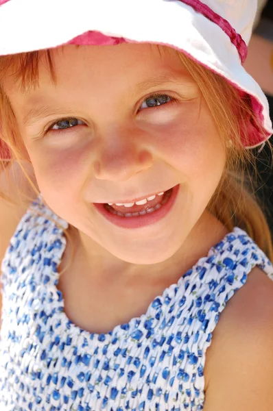 Nettes Mädchen Lächelt Die Kamera — Stockfoto