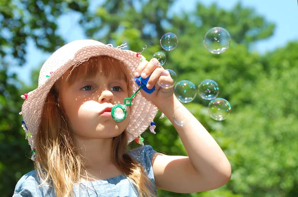 Holčička Mýdlové Bubliny — Stock fotografie