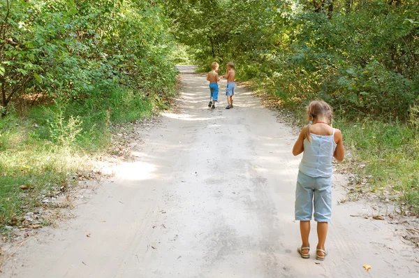 夏の公園の子供たち — ストック写真