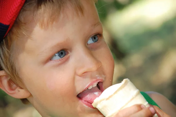 Kind Isst Eis — Stockfoto