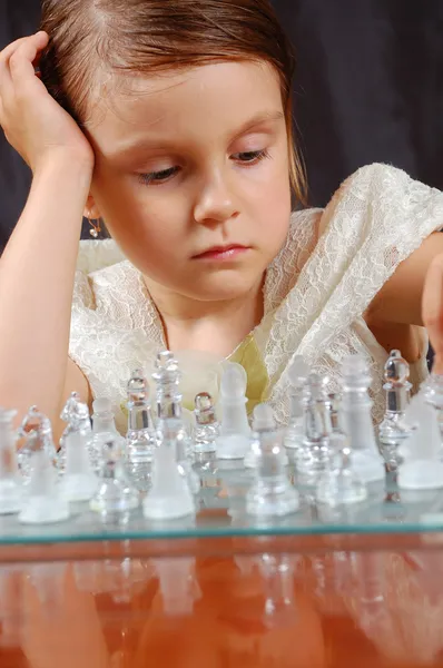 Menina Jogando Xadrez — Fotografia de Stock
