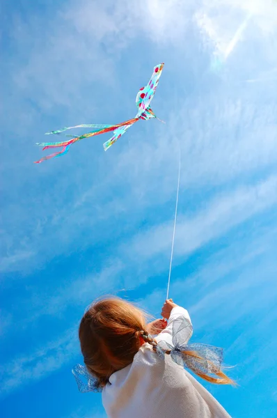 Meisje Flying Kite Tegen Blauwe Hemel — Stockfoto