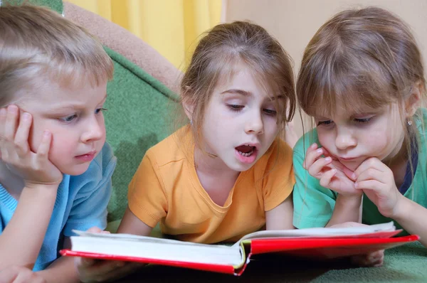 Two Little Kids Read Book Imagem De Stock