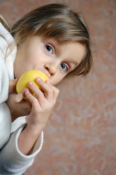 吃苹果的孩子 — 图库照片