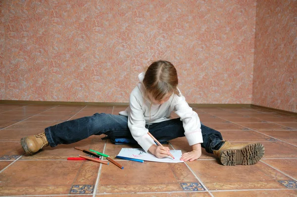 Criança sentada no chão e desenho — Fotografia de Stock