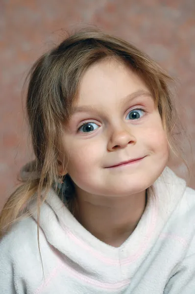 Meraklı sevimli küçük kız — Stok fotoğraf