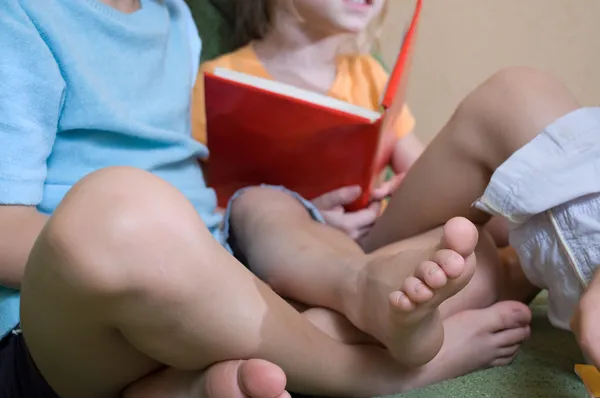 Kinderen die een boek lezen — Stockfoto