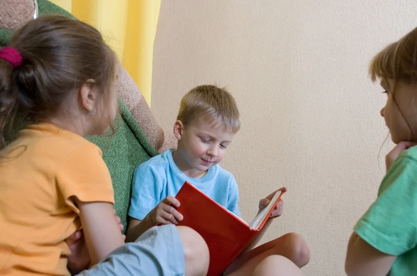 Читання дітей вдома — стокове фото