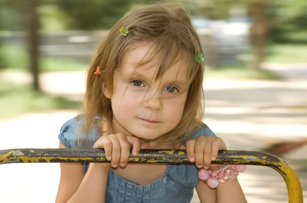 Swingn wokół małej dziewczynki — Zdjęcie stockowe