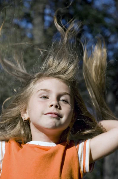 Långt hår liten flicka — Stockfoto