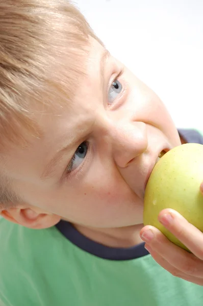Jongen een appel bijten — Stockfoto