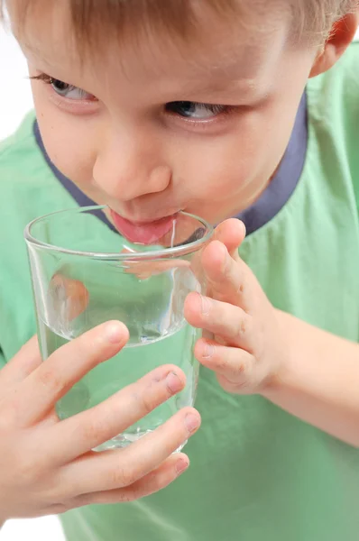 Junge trinkt Wasser — Stockfoto