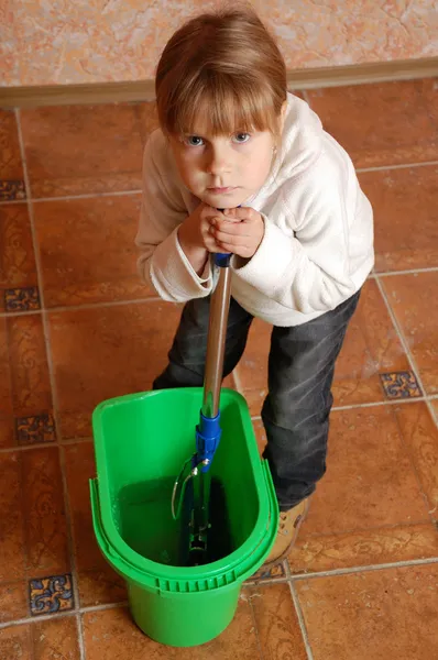 Cansado criança limpeza — Fotografia de Stock
