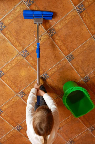 Child cleaning up — Stock Photo, Image